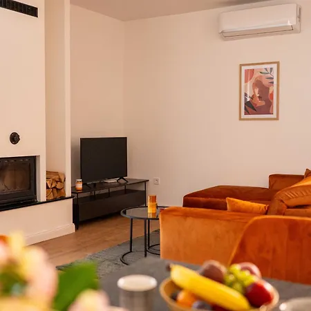 Jacqueline 2 * פולה