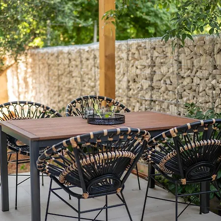 Jacqueline 2 Apartment